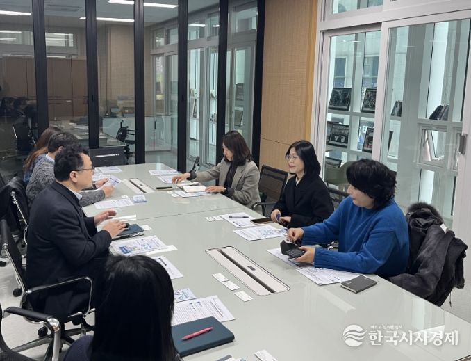 지난 11일 광명시 소상공인원스톱지원센터에서 시흥시 관계자들이 소상공인원스톱지원센터 운영 경험을 공유받고 있다.