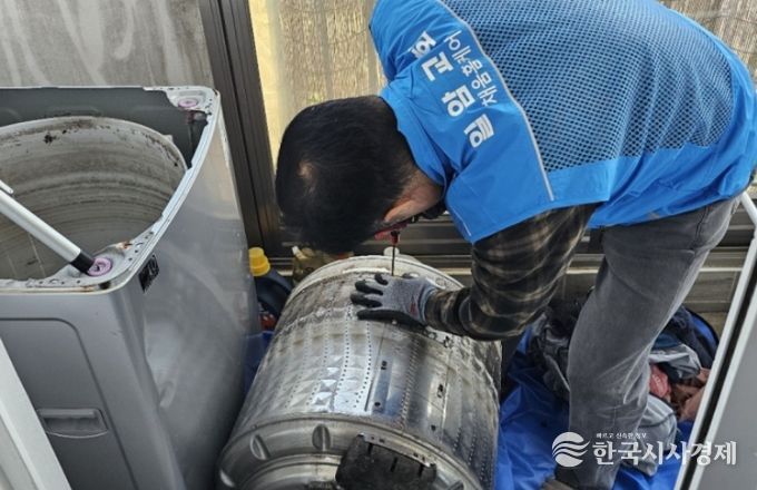 고양시 탄현2동, 일암교회에서 취약계층 10가구에 에어컨·세탁기 청소 지원