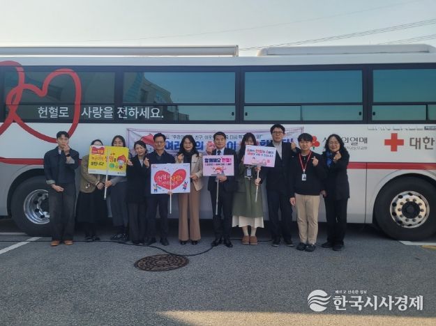 강북교육지원청 직원들이 13일 청사내에서 헌혈 봉사활동을 하고 기념사진을 찍고있다.