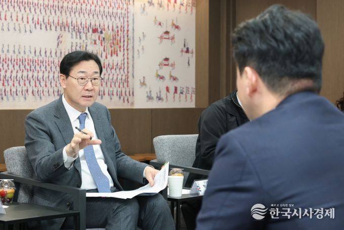 정명근 화성특례시장이 13일 시가 주최한 '생리용품 부담 완화를 위한 소통 간담회'에서 '(가칭) 코리요 생리대' 추진 취지에 대해 설명하고 있다.