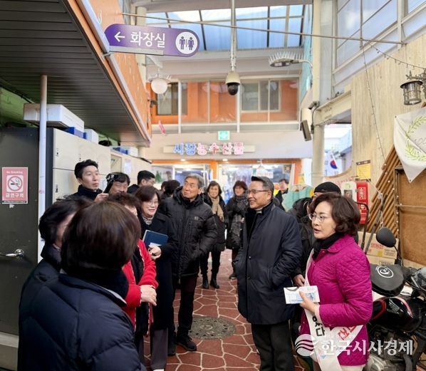 박희영 용산구청장이 후암동 현장소통에서 공중화장실 위생상태를 점검하며 주민들의 건의를 듣고 있다.
