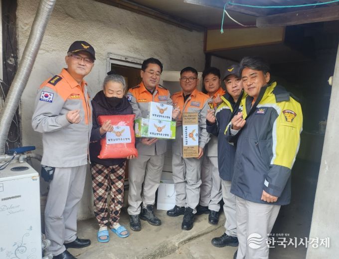 취약계층 10가정에 소방·건강관리 용품 전달