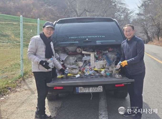 임윤모 겸백면장이 명절 기간 고향을 찾는 귀성객과 주민들을 위해 주요 도로변과 생활권 주변을 돌며 쓰레기를 수거했다