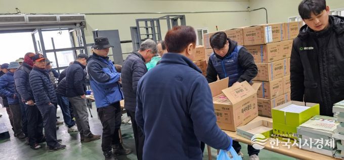 1. 지난해 천안시농업기술센터가 과수화상병 예방 공동방제용 약제를 무상배부하고 있는 모습.