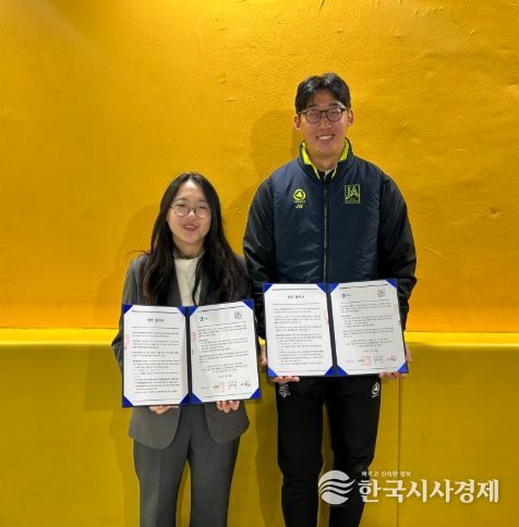 수원시·장안리틀풋볼아카데미 관계자가 협약식 후 기념촬영을 하고 있다.