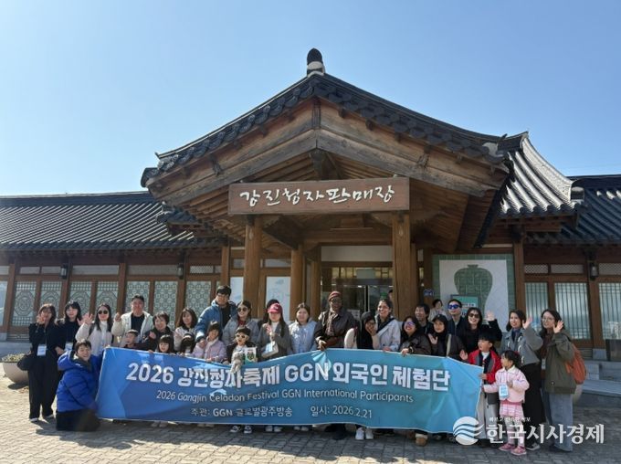지난 21일 강진청자축제 개막식에 맞춰 축제장을 찾은 외국인 체험단이 강진청자축제장 일원에서 기념 촬영을 하고 있다.