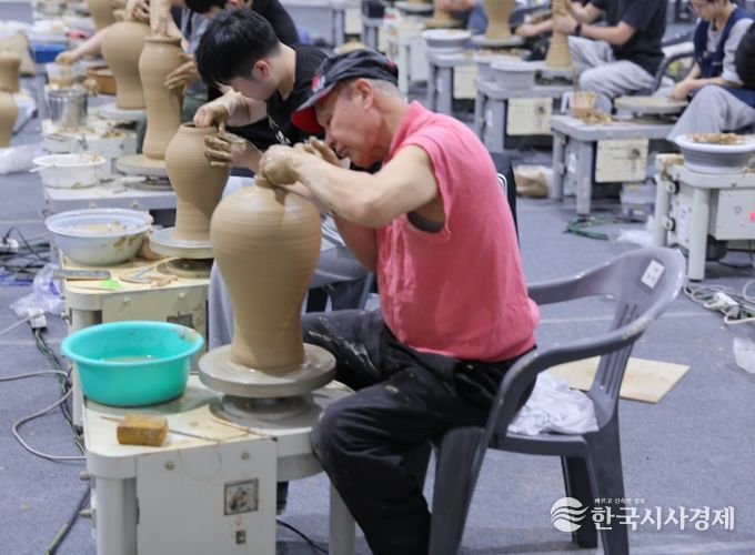 강진청자 물레경진대회가 23일 강진 청자촌에서 열렸다.