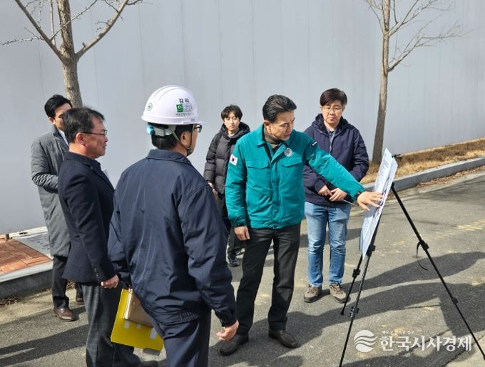 1. 이종택 천안시 전략산업국장이 26일 주요 사업현장에 방문해 안전점검을 실시하고 있다.