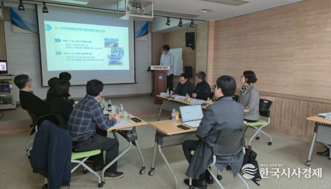 강진군 시문학파기념관 회의실에서 위원회가 강진군의 미래 발전을 위한 전략회의를 진행하고 있는 모습