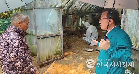 울산보건환경연구원 심민령 원장이 조류인플루엔자 발생 예방을 위해 토종닭 농가를 직접 방문해 방역 실태를 점검하고 있다