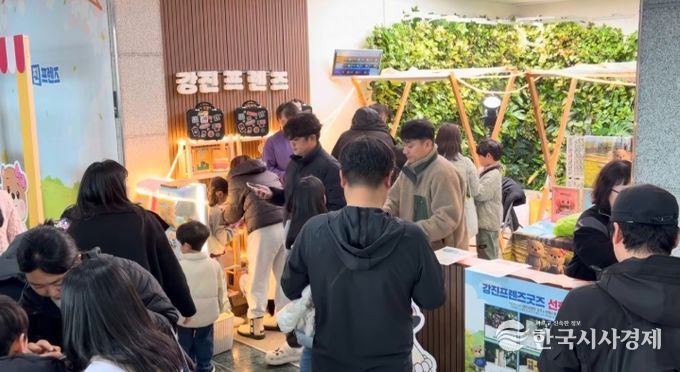 제54회 강진청자축제 기간중 ‘강진프렌즈 굿즈 팝업스토어’에 관광객 2,000이 체험에 참여했다.