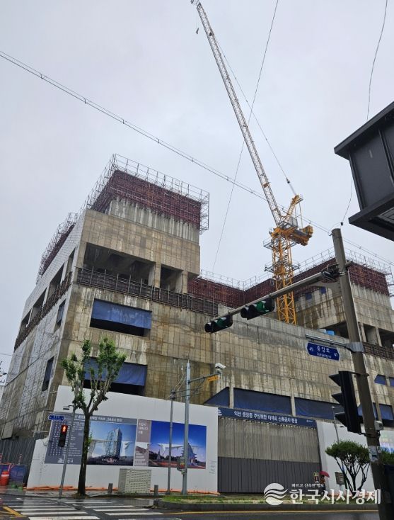 방치된 중앙동 타워크레인 11일 철거