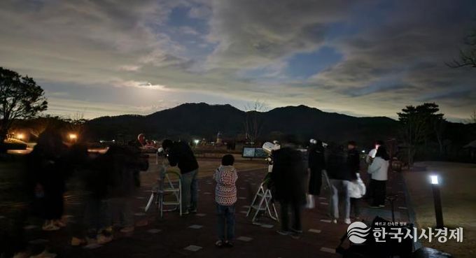 순천만천문대에서 참가자들이 천체망원경 관측 준비 과정을 살펴보며 별 관측 체험을 하고 있다