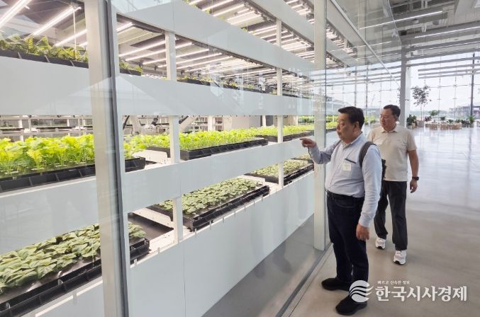 5일 싱가포르 견학 대상지를 방문한 모습