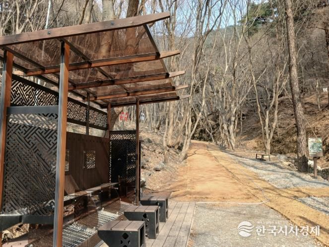 향천사 황톳길 전경