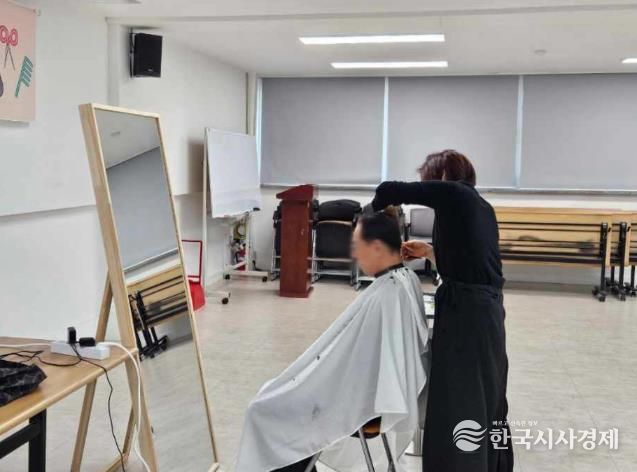 송파구 삼전동 주민센터 무료 미용 서비스 사업 현장 재능 기부하는 김혜선 원장(컬러바나다 미용실)