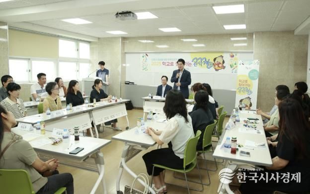 지난해 남강중학교에서 개최된 학교로 찾아가는 관악청에서 인사말 전하는 박준희 관악구청장