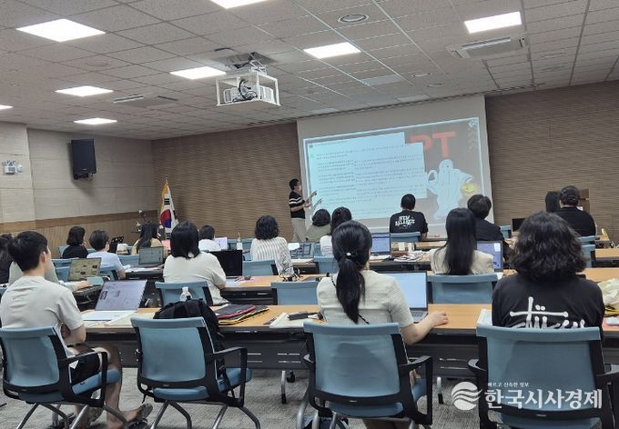 여수시가 이순신도서관에서 인공지능(AI)과 미래기술 교육을 이끌 전문강사 양성 과정을 개설해 운영한다.