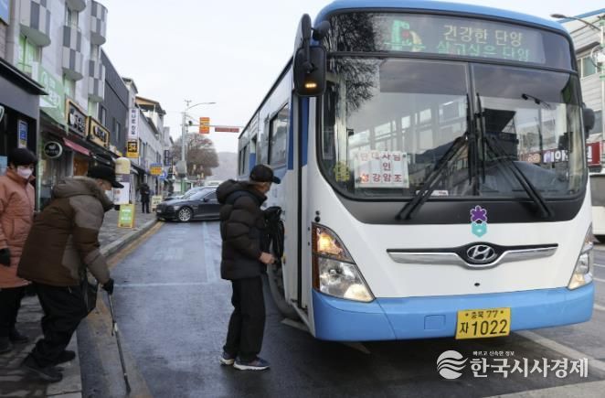 단양 버스를 이용하는 어르신들