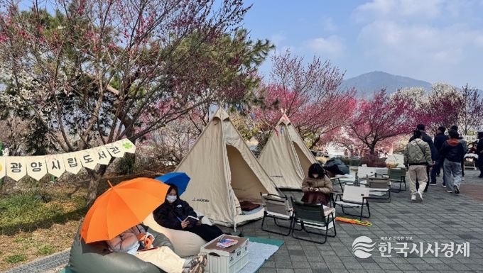 광양매화축제장 팝업도서관 ‘비밀의 정원’ 인기