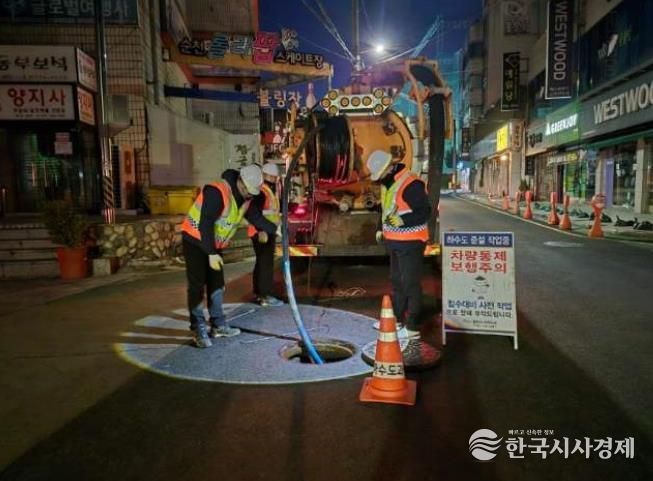 순천시 관계자들이 집중호우 전 침수 예방을 위해 사전 준설 작업을 하고 있다