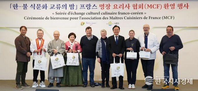 나주시가 지난 18일 프랑스 명장 요리사 협회 요리사와 관계자 200여 명을 대상으로 나주 식문화와 지역 농특산물을 소개하는 교류 행사를 개최했다.