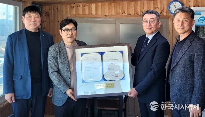 강원특별자치도 손형욱 토지과장이 전철수 고성군부군수에게 국가등록문화유산 등록증을 전달하는 모습