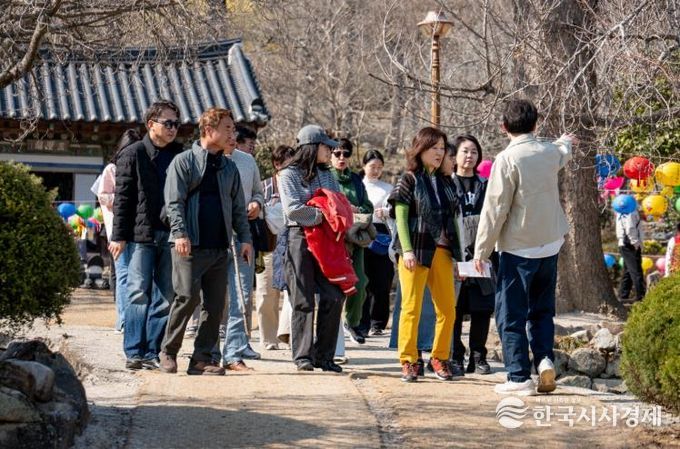 ‘일장춘몽’ 참가자들이 선암사에서 인문학 해설을 들으며 산책하고 있다