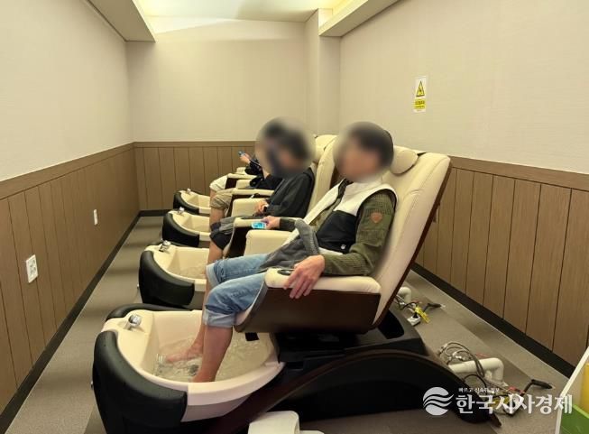 천안시가 2026년 시티투어 신규 테마코스로 도입한 ‘웰빵투어’ 참가자들이 힐링 스파 센터에서 체험을 즐긴 후 빵돌가마 마을을 방문해 천안의 대표 빵을 시식하며 즐거운 시간을 보내고 있다.