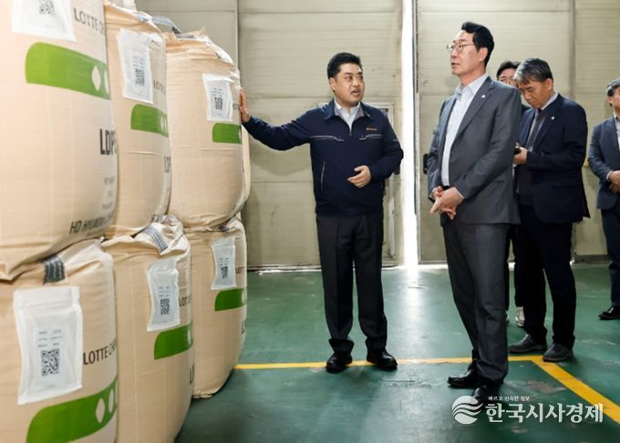 정명근 화성특례시장이 25일 관내 보온재 제조업체를 방문해 원재료 수급상황을 점검하고 있다.