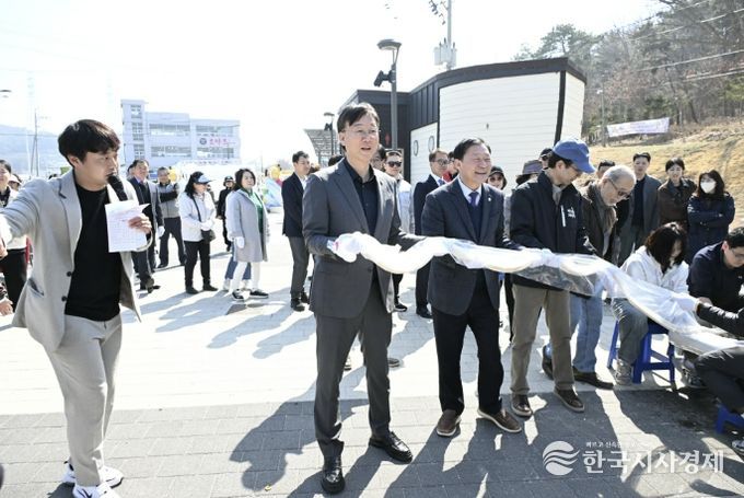 이민근 안산시장(왼쪽 두번째)이 28일 대부북동 구봉도 일원에서 진행된 '봄맞이 골목상권 축제'에서 가래떡 나눔행사에 참여하고 있다.