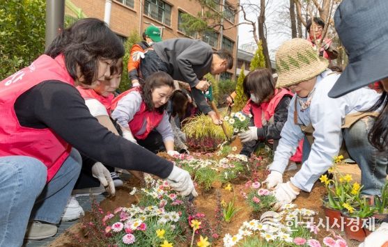 꽃과 나무에 담은 봄…박강수 마포구청장, 주민과 함께 정원 가꿔