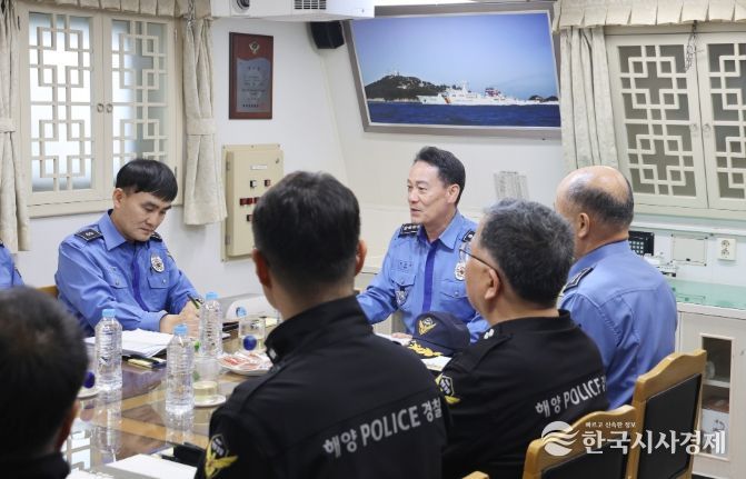 경비함정에서 현황 보고를 받고 있는 백종수 제11대 서해5도특별경비단장