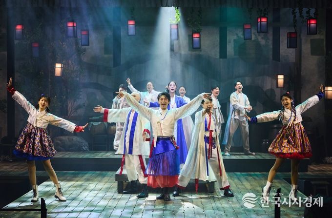 함안문화예술회관, 서울예술단 작품 지역공연 공모사업 선정_뮤지컬 '청사초롱 불 밝혀라' 무대