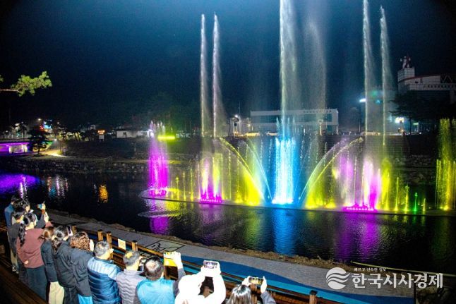 충북 괴산군 동진천 음악분수가 1일 첫 개장한 가운데 주민들이 분수 공연을 관람하고 사진을 찍으며 시간을 보내고 있다.