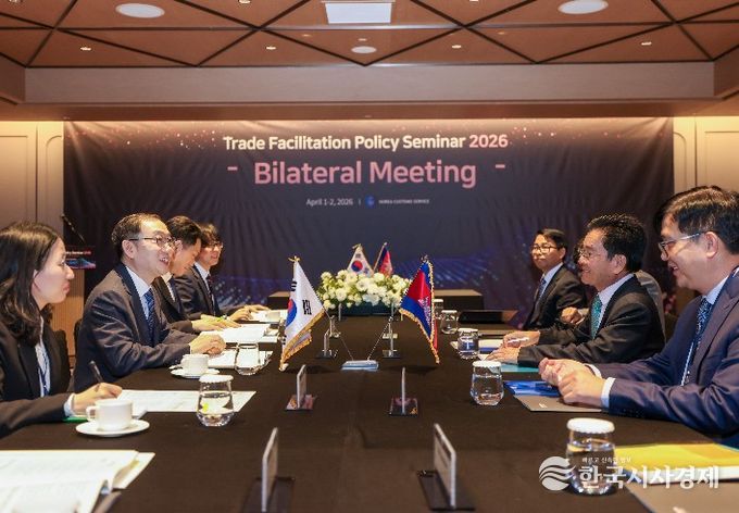 이명구 관세청장(왼쪽 두번째)이 1일 서울에서 쿤념 캄보디아 관세소비세총국장(오른쪽 두번째)과 합동단속 작전 협력 약정을 체결하고 있다.
<p> </p>
<p>