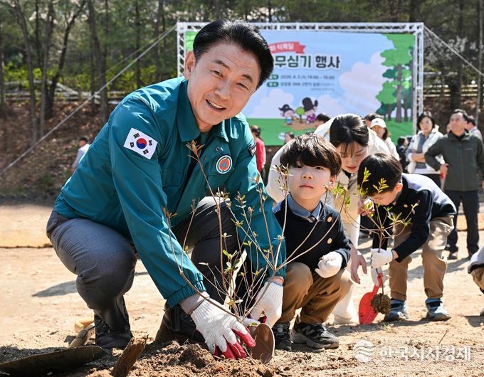 의정부시는 ‘제81회 식목일’을 맞아 4월 2일 장암동 368-2번지 일원(실외정원 동측 부지)에서 ‘2026년 봄철 나무심기’ 행사를 개최했다.
