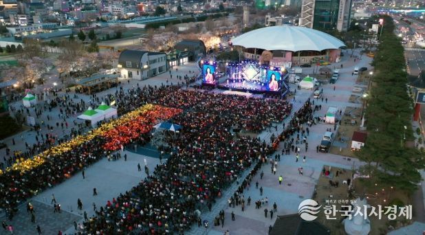 안동 벚꽃축제, 이틀째 ‘인산인해’