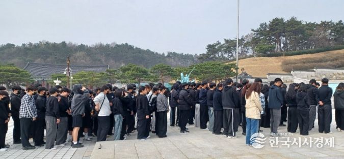 3일 국립5‧18민주묘지에서 광산중학교 2‧3학년 학생 160여 명이 참배하고 있다.