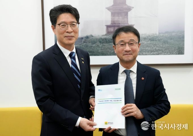 황기연 전라남도지사 권한대행이 3일 서울 국회에서 한병도 더불어민주당 원내대표와 면담을 갖고 전남광주행정통합 비용 추경 반영 등을 위한 건의 및 협조를 요청하고 있다.