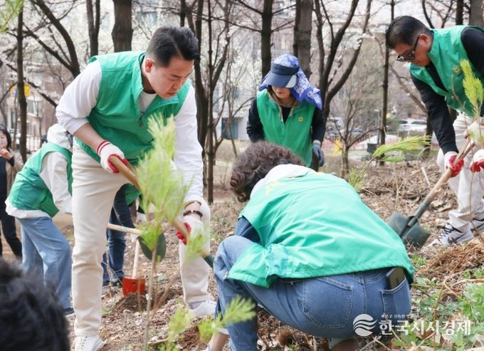 오언석 도봉구청장이 지난 4월 3일 새마을운동 도봉구지회와 함께 초안산 근린공원에서 나무를 심고 있다