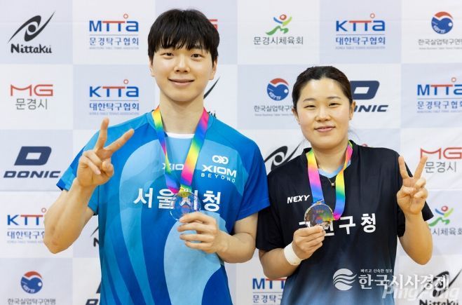김예능(좌) 선수와 이다솜(우) 선수가 혼합복식 2위 입상 후 기념 촬영을 하고 있다