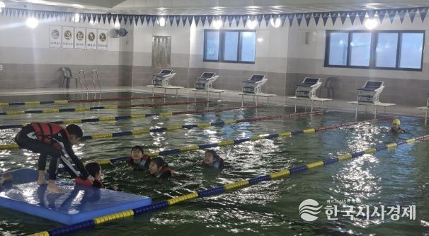 프로그램 참여 아동들이 구명조끼와 대형매트를 이용해 부력체험을 하고 있다.