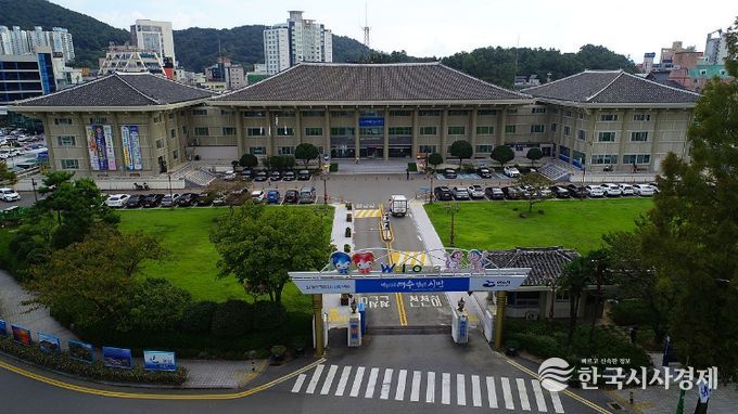 여수시가 태풍과 집중호우 등 자연재난으로부터 인명과 재산을 보호하기 위해 11개 분야 23개 부서로 전담팀을 구성하고, 5월 14일까지 사전 대비를 마무리할 계획이다.