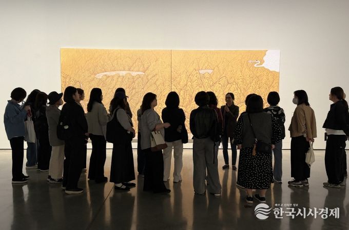 참가자들이 대구미술관에서 ‘서화무진 특별전’을 관람하며 전문 안내원의 해설을 듣고 있다.
