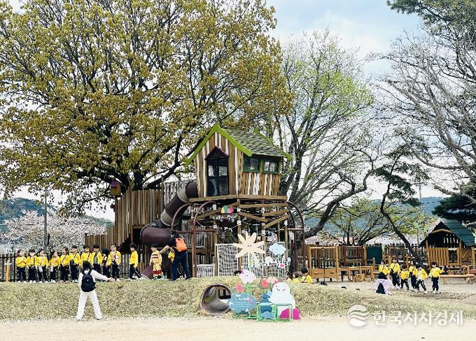 상북유치원 원아들이 10일 큰나무놀이터에서 지역사회연계 특별체험을 하고 있다.