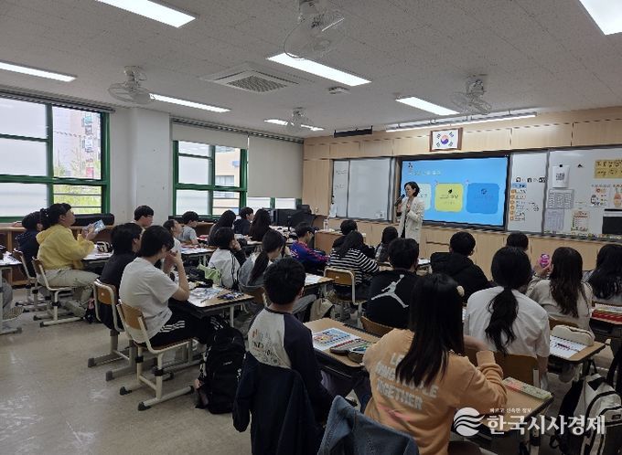 용연초 6학년 학생들이 14일 울주도서관이 주관하는 '청소년진로독서 프로그램' 수업을 듣고있다.